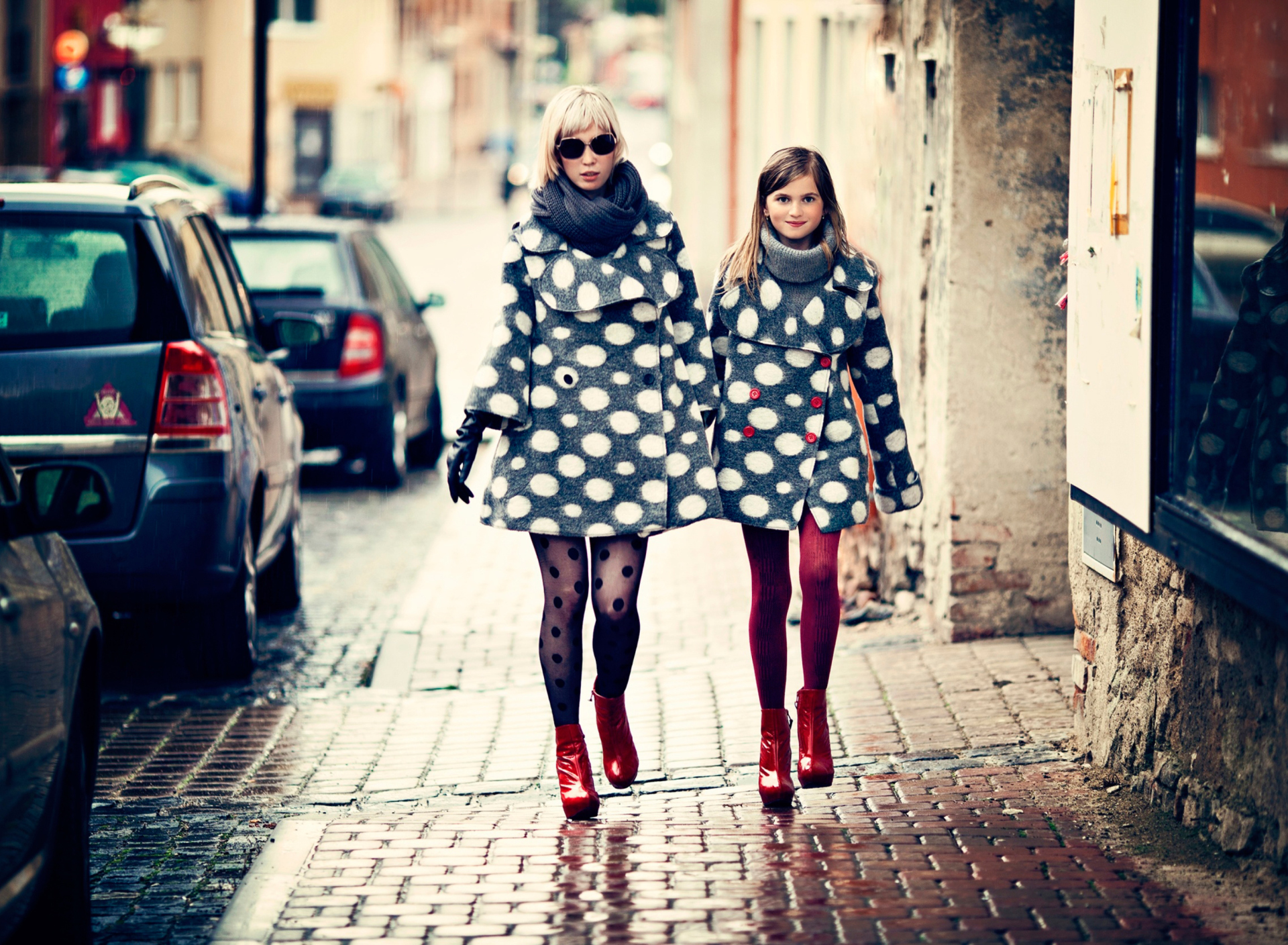 Das Mother And Daughter In Matching Coats Wallpaper 1920x1408