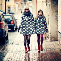 Fondo de pantalla Mother And Daughter In Matching Coats 208x208
