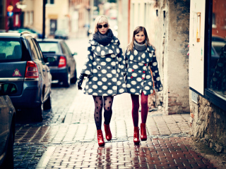 Fondo de pantalla Mother And Daughter In Matching Coats 320x240