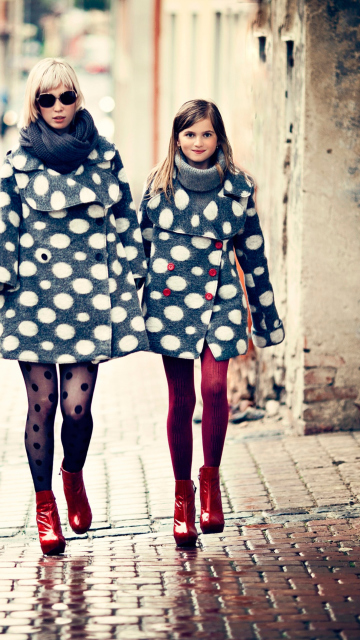 Sfondi Mother And Daughter In Matching Coats 360x640