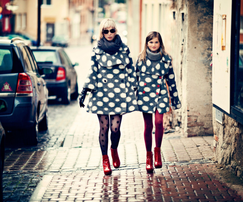 Screenshot №1 pro téma Mother And Daughter In Matching Coats 480x400