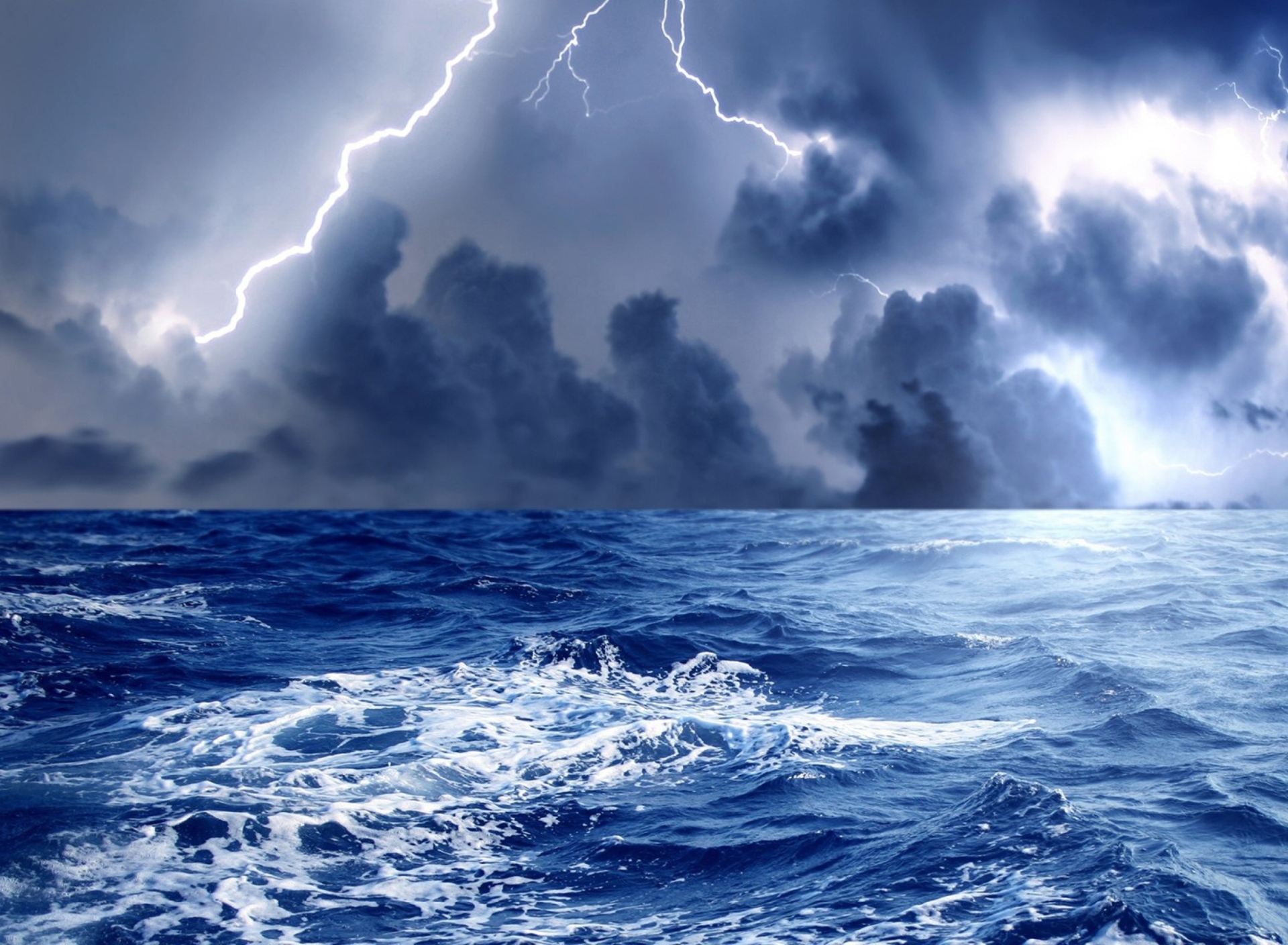 Обои Storm And Blue Sea 1920x1408
