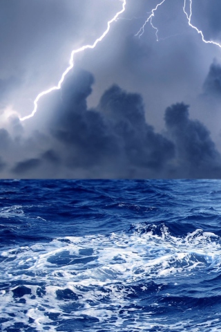 Das Storm And Blue Sea Wallpaper 320x480