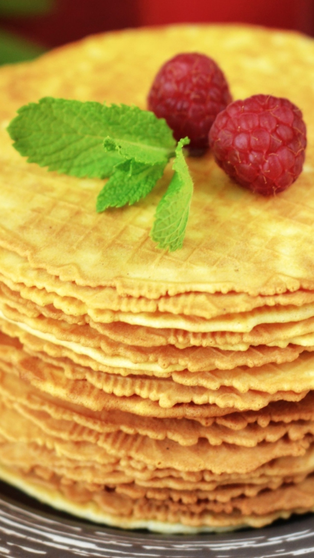 Waffles And Raspberry wallpaper 640x1136