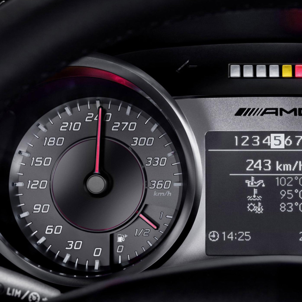Обои Mercedes AMG Speedometer 1024x1024