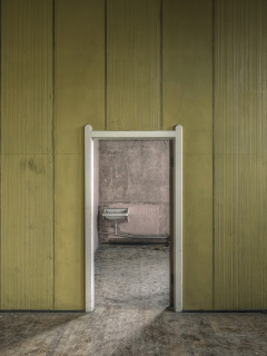 Das Door to Room Wallpaper 240x320