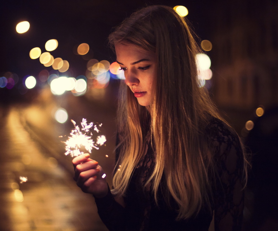 Girl With Bengal Lights screenshot #1 960x800