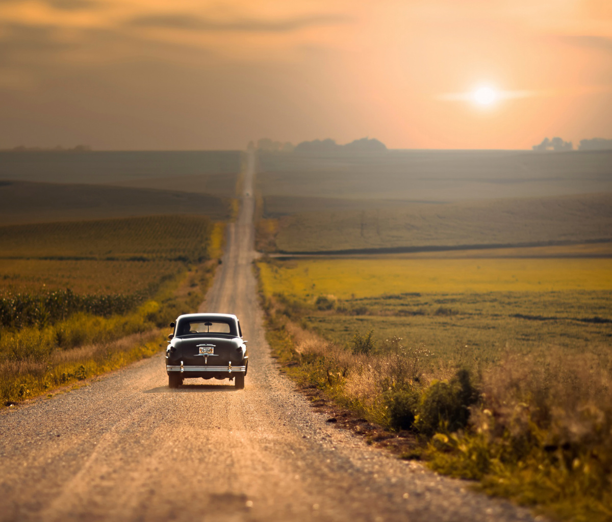 Sfondi Retro Car on Highway 1200x1024