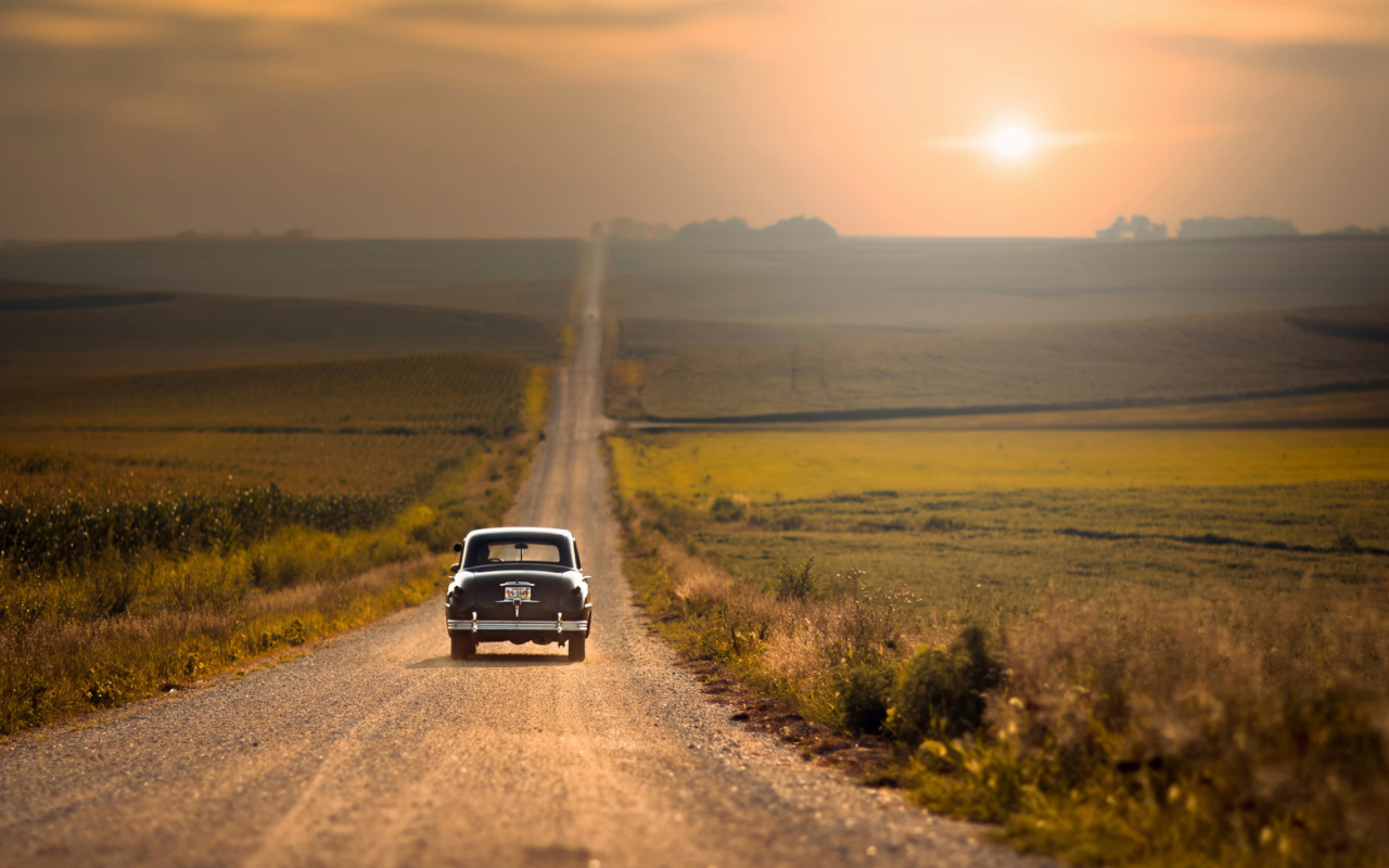 Fondo de pantalla Retro Car on Highway 1280x800