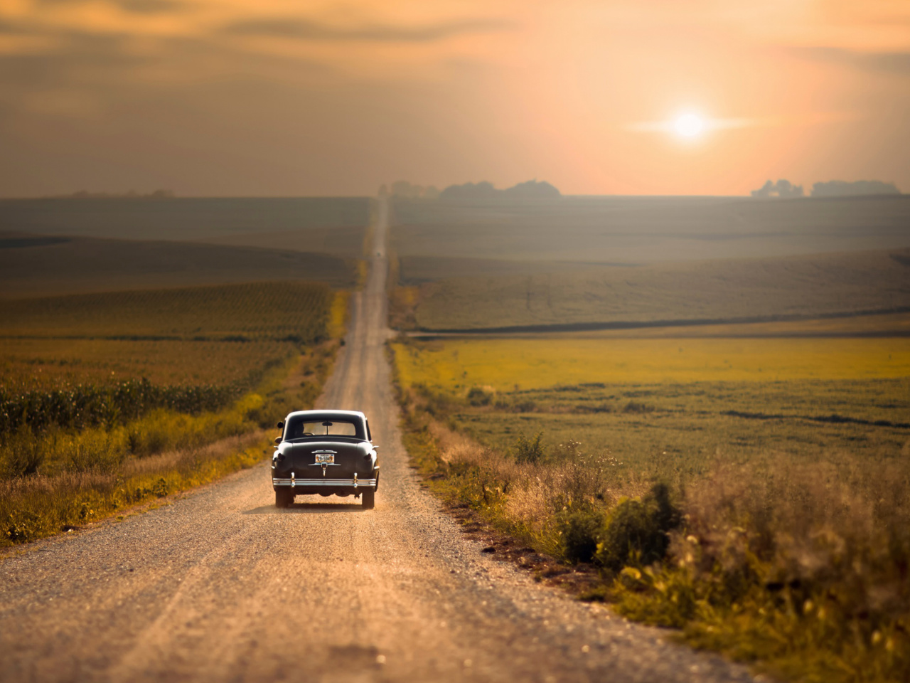 Fondo de pantalla Retro Car on Highway 1280x960