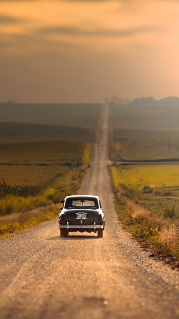 Das Retro Car on Highway Wallpaper 360x640