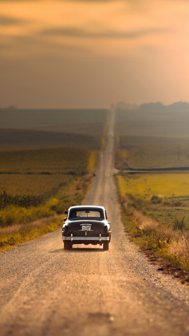 Das Retro Car on Highway Wallpaper 640x1136