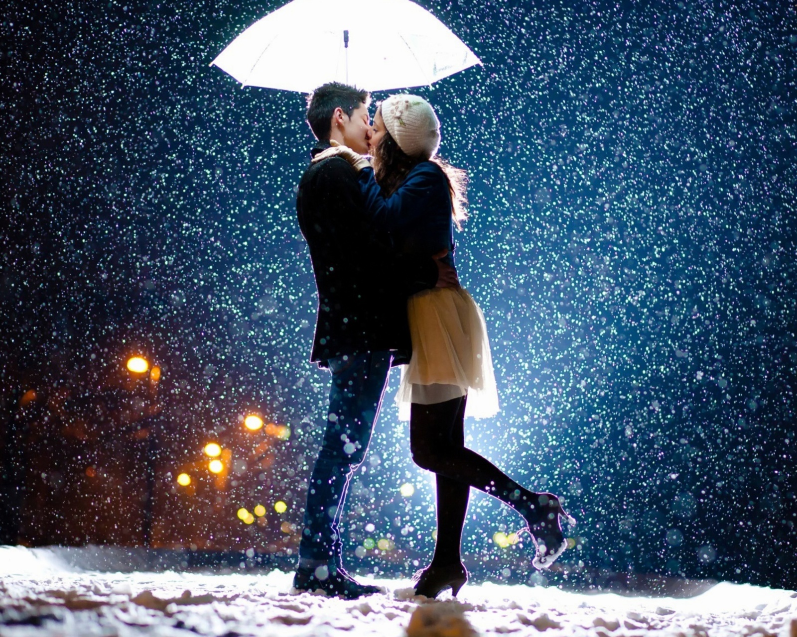Обои Kissing under snow 1600x1280