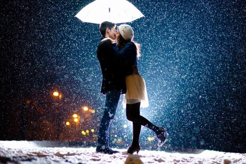 Обои Kissing under snow 480x320