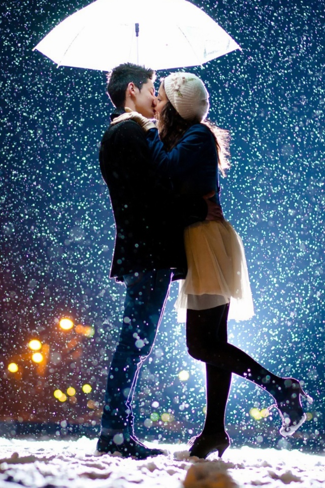 Kissing under snow wallpaper 640x960