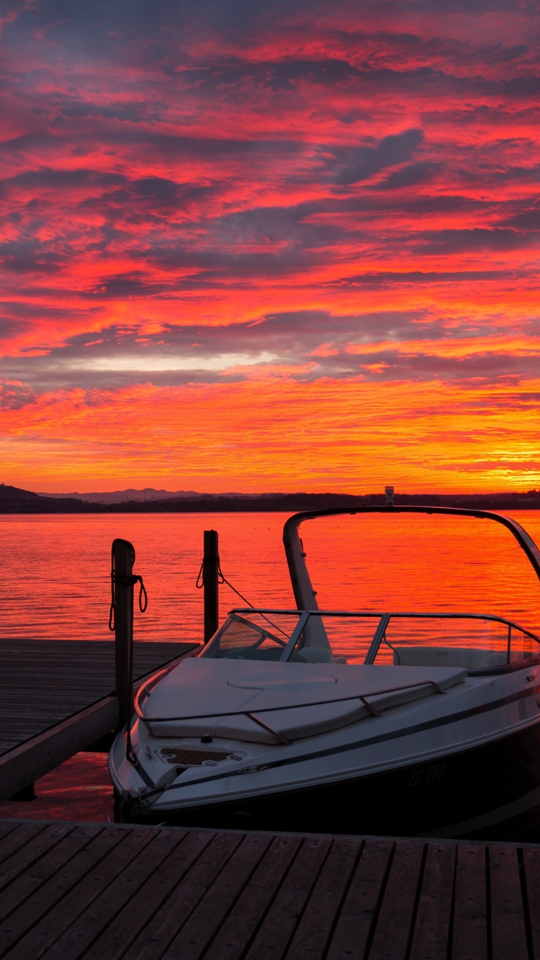 Sfondi Lake sunrise with boat 1080x1920