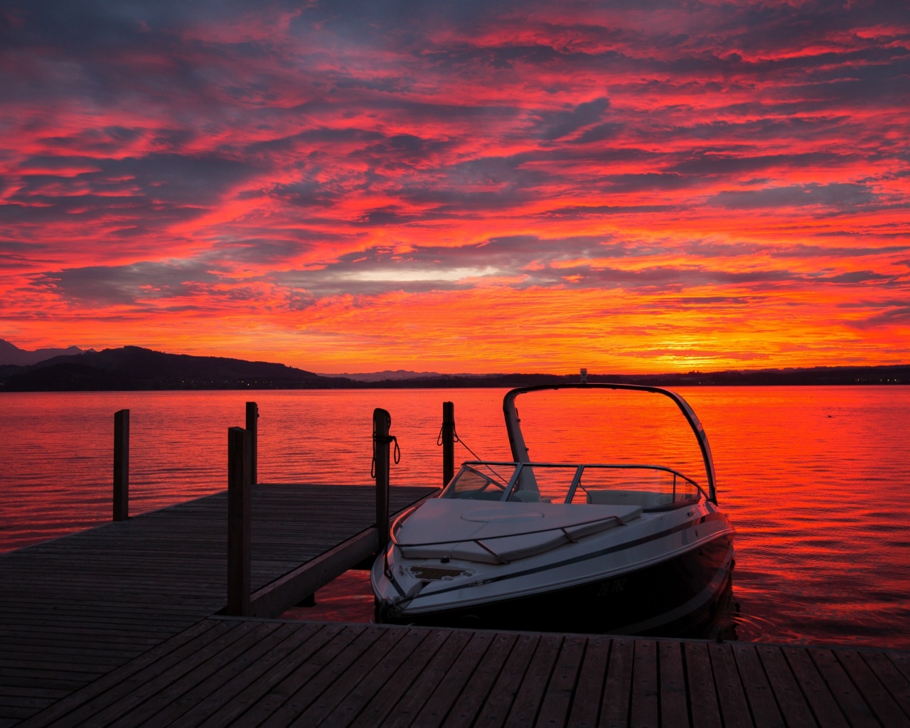 Das Lake sunrise with boat Wallpaper 1280x1024