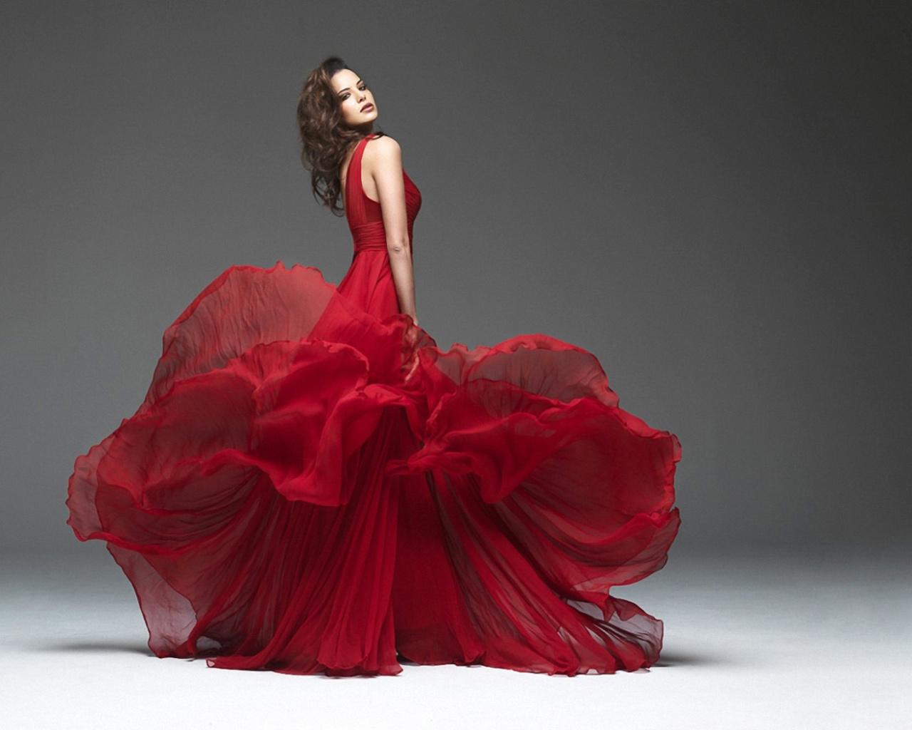 Fondo de pantalla Girl in Beautiful Red Dress 1280x1024