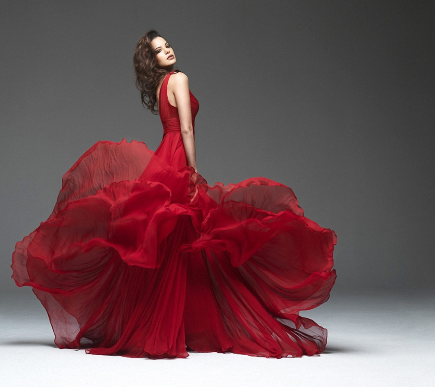 Fondo de pantalla Girl in Beautiful Red Dress 1440x1280