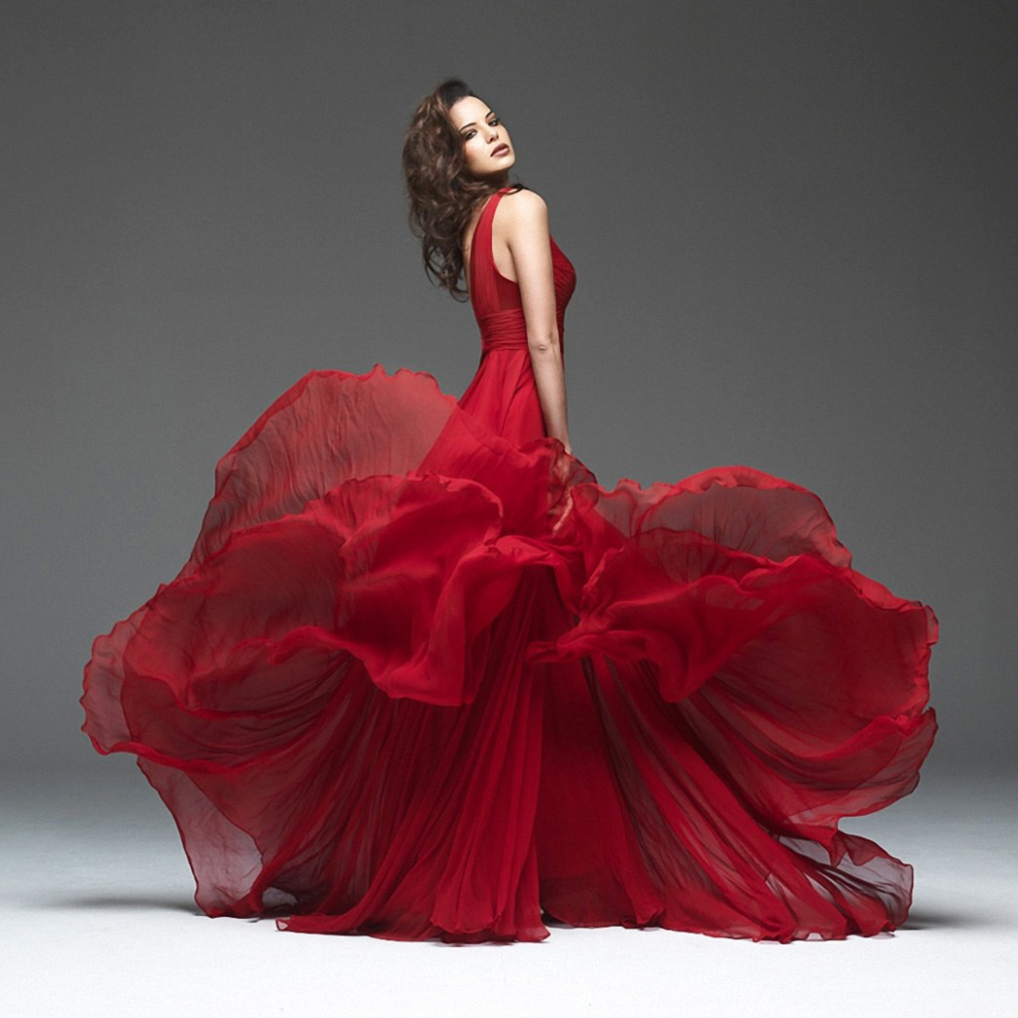 Fondo de pantalla Girl in Beautiful Red Dress 2048x2048