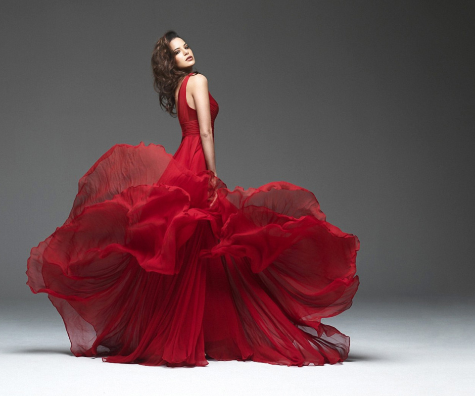 Обои Girl in Beautiful Red Dress 960x800