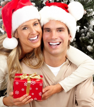 Happy Couple In Christmas And New Year's Eve sfondi gratuiti per 640x1136