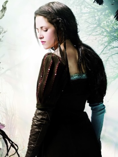 Fondo de pantalla Kristen Stewart In Snow White And The Huntsman 240x320