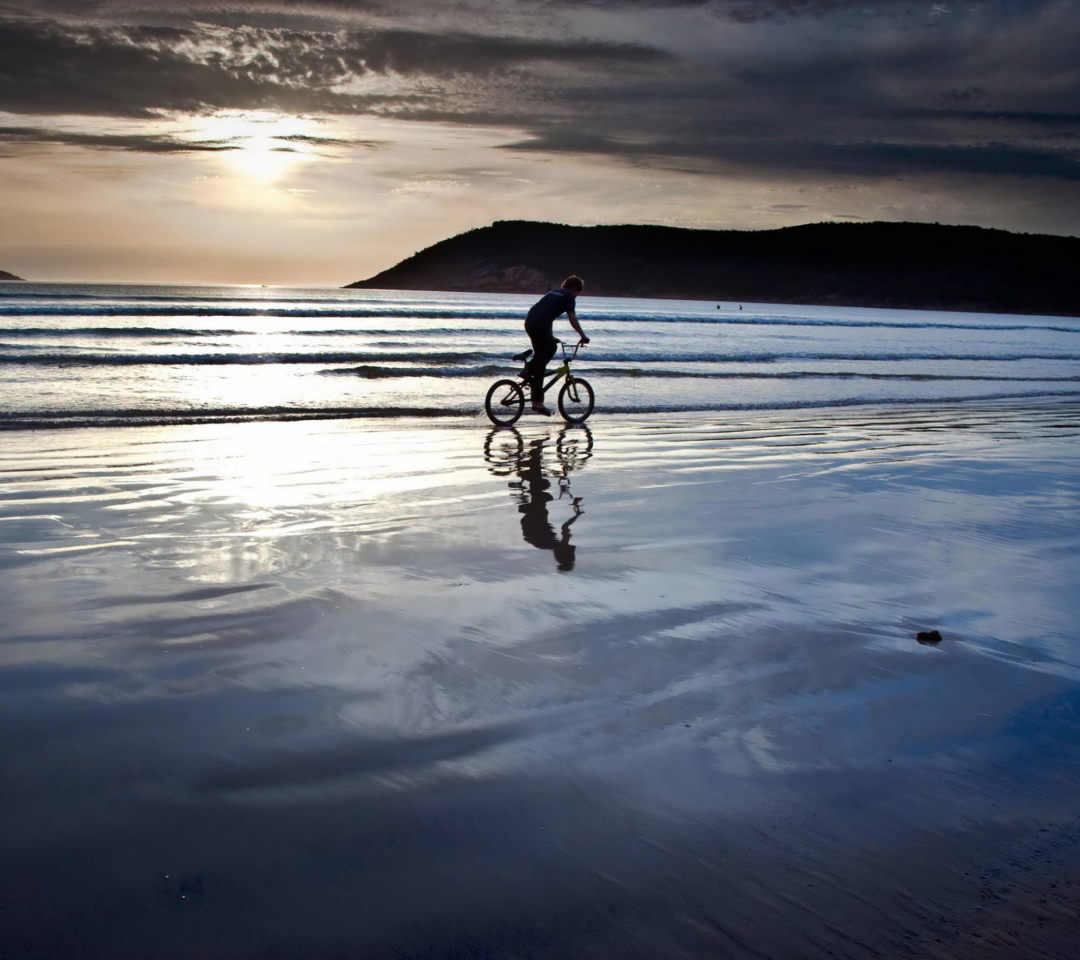 Fondo de pantalla Bicycle Ride By Beach 1080x960