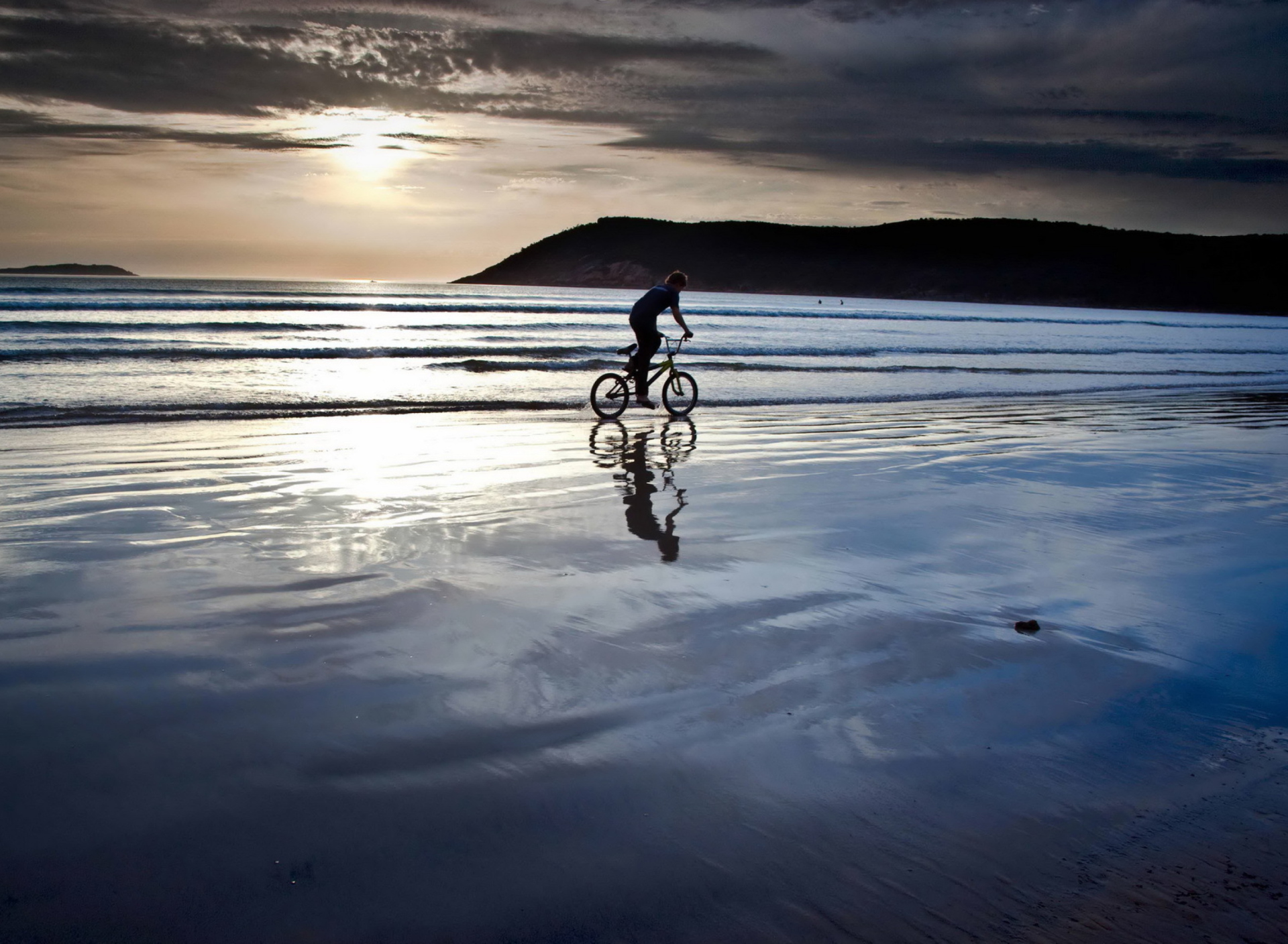 Das Bicycle Ride By Beach Wallpaper 1920x1408