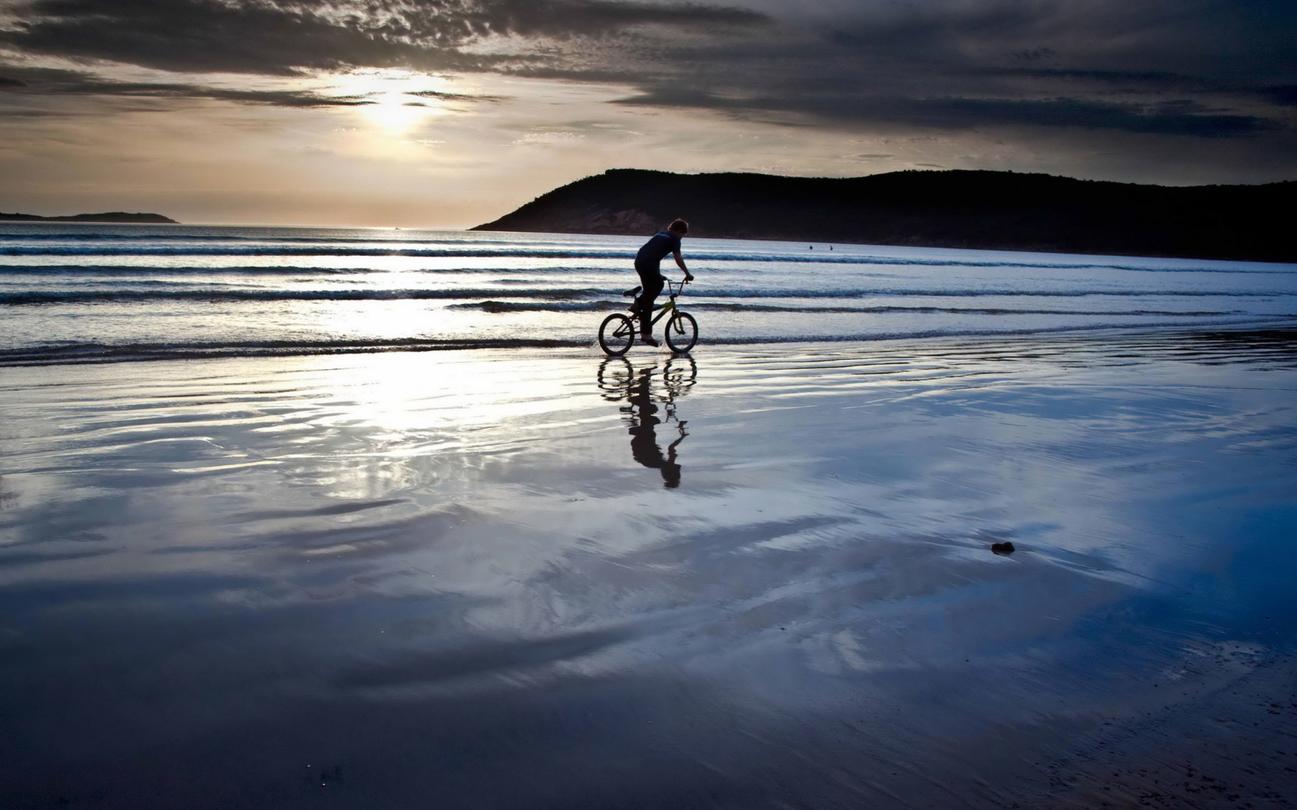 Das Bicycle Ride By Beach Wallpaper 2560x1600