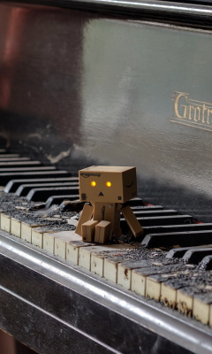 Fondo de pantalla Danbo Pianist 240x400