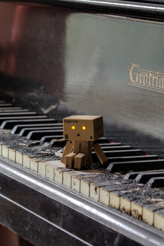 Sfondi Danbo Pianist 320x480