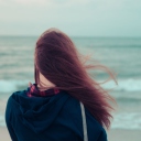 Sfondi Girl Looking At Sea 128x128