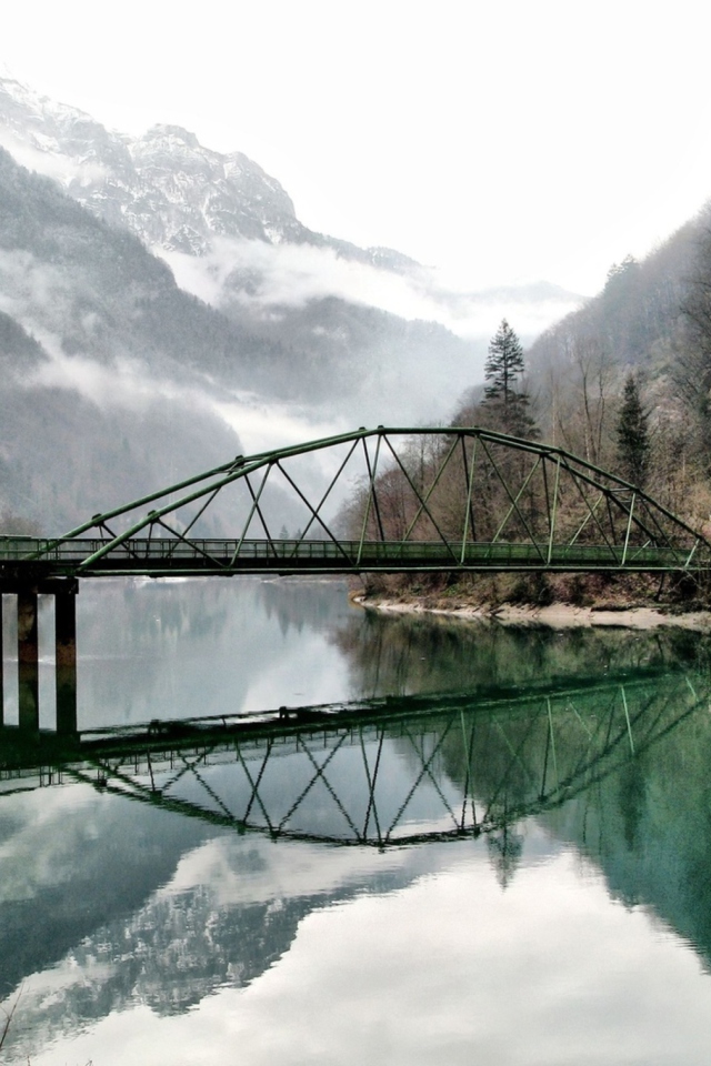 Das Bridge Over Mountain River Wallpaper 640x960