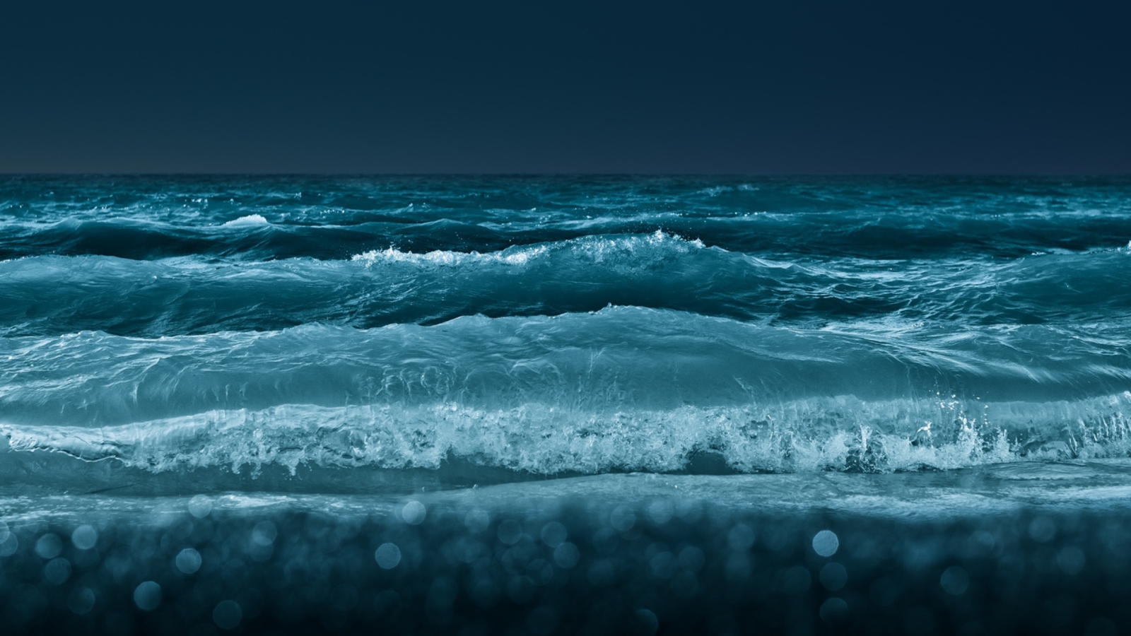 Fondo de pantalla Big Blue Waves At Night 1600x900