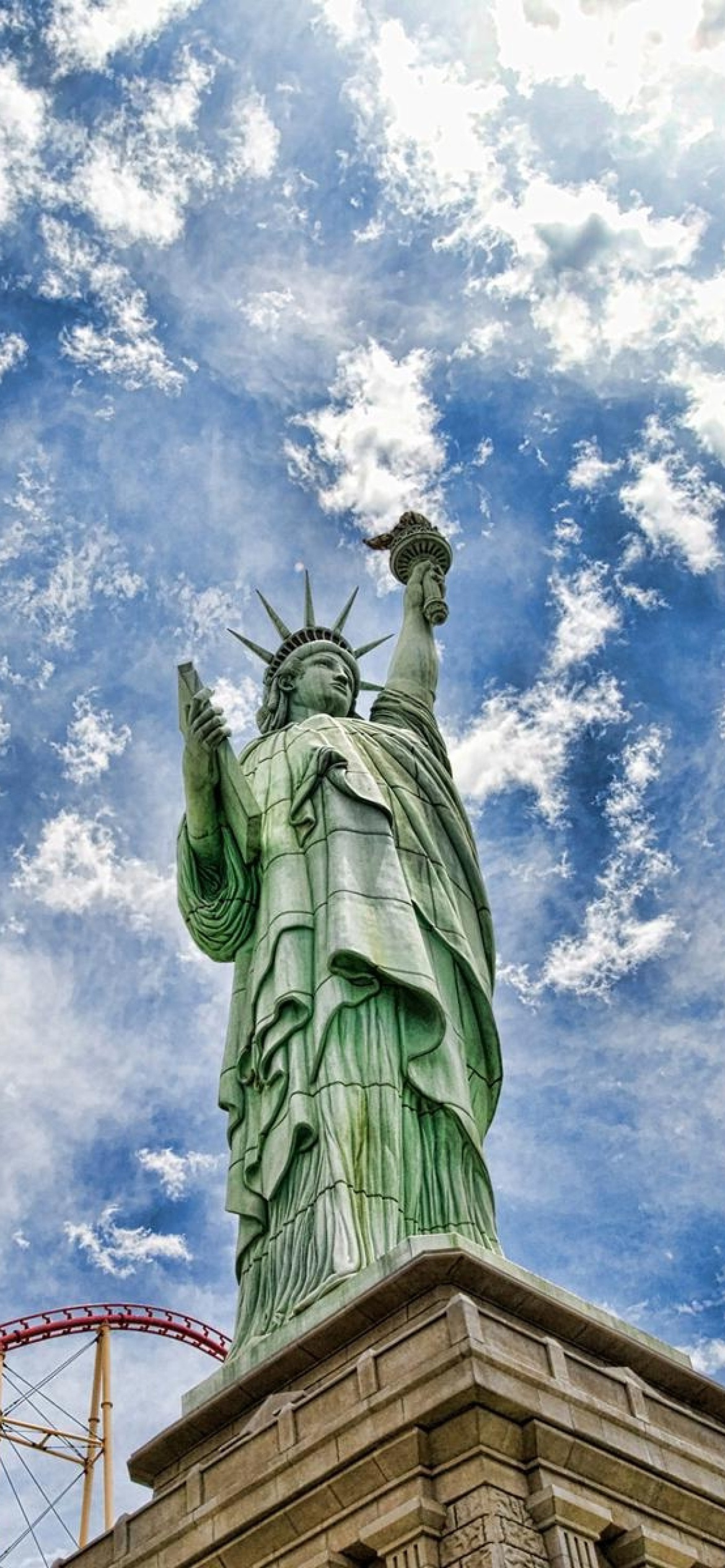 Statue of Liberty in Vegas wallpaper 1170x2532