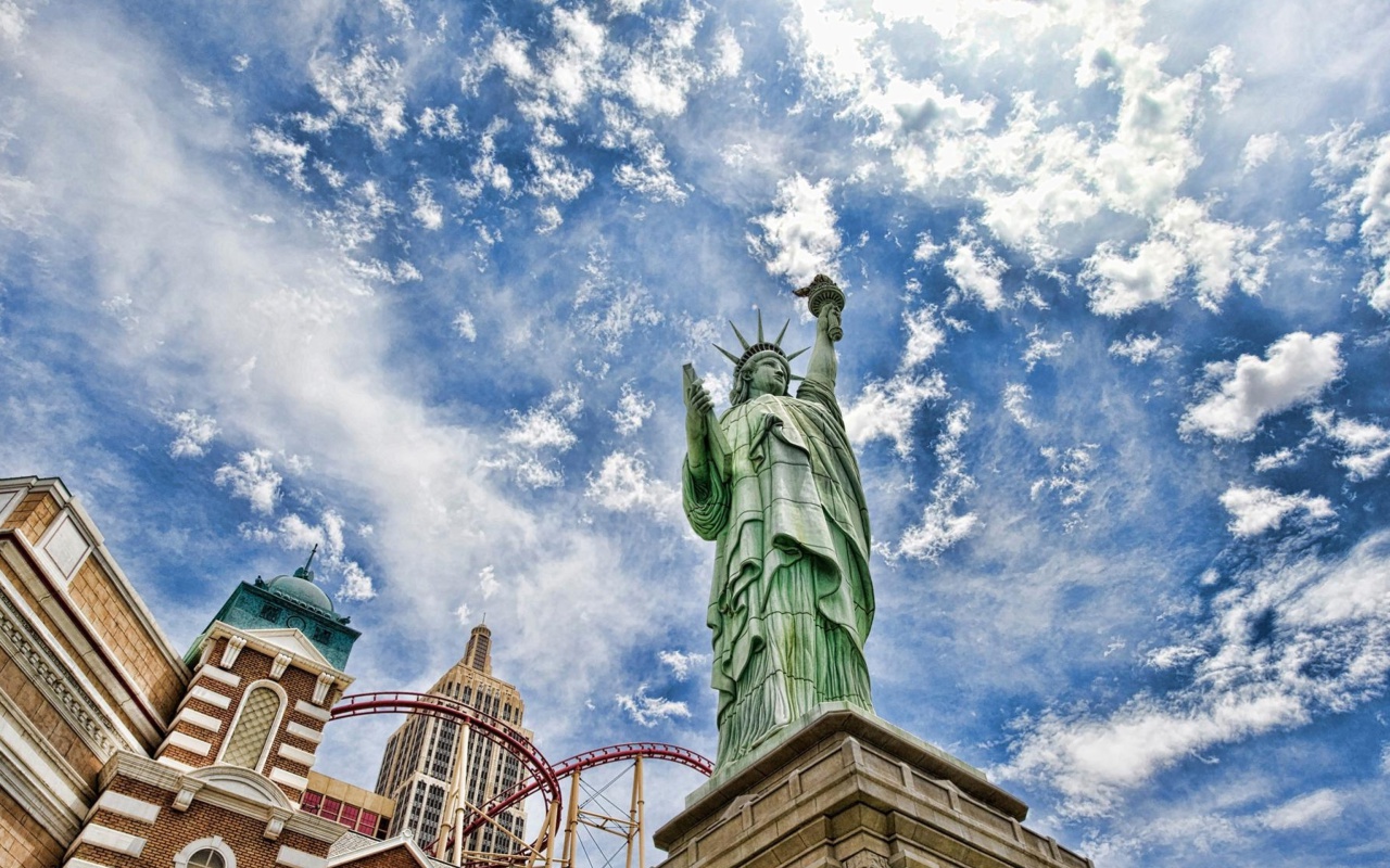 Statue of Liberty in Vegas wallpaper 1280x800