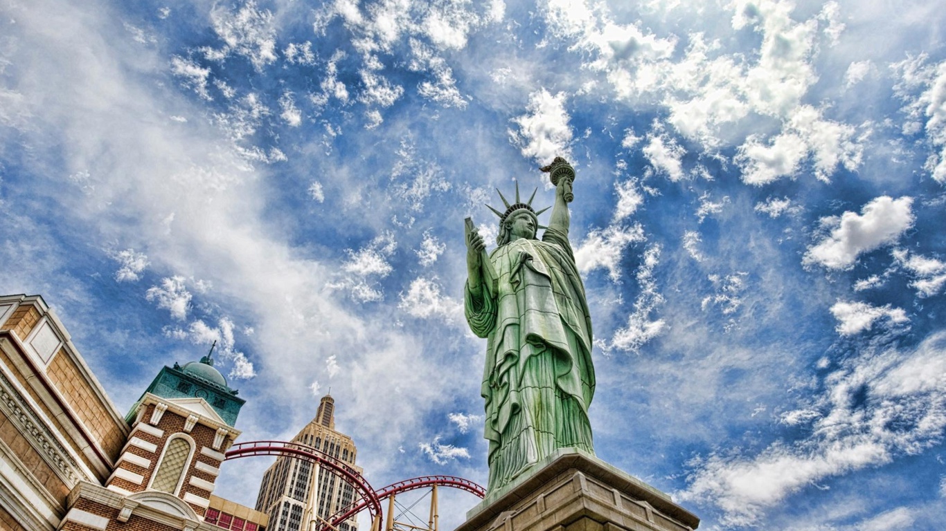 Sfondi Statue of Liberty in Vegas 1366x768