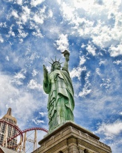 Fondo de pantalla Statue of Liberty in Vegas 176x220