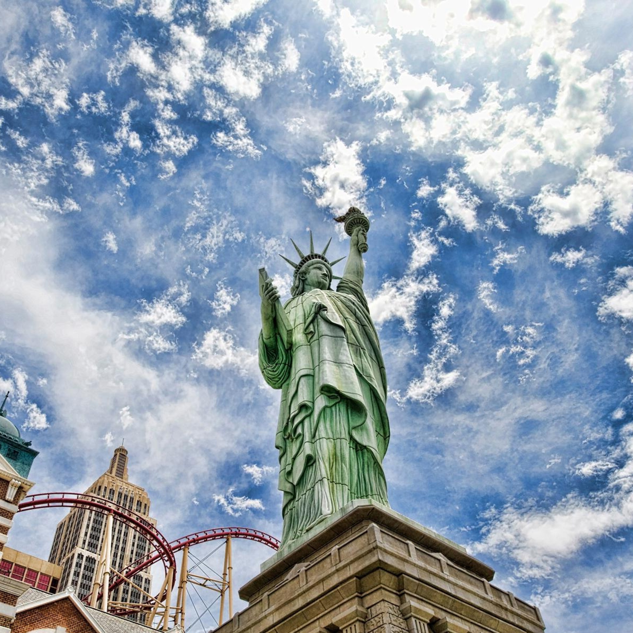 Screenshot №1 pro téma Statue of Liberty in Vegas 2048x2048