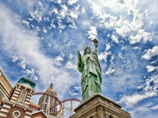 Fondo de pantalla Statue of Liberty in Vegas 320x240