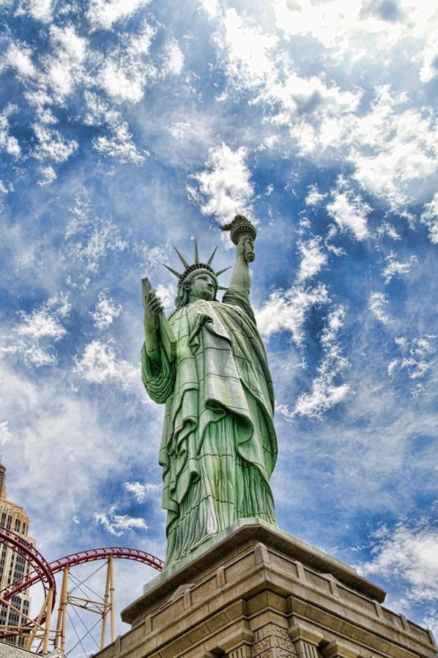 Обои Statue of Liberty in Vegas 640x960