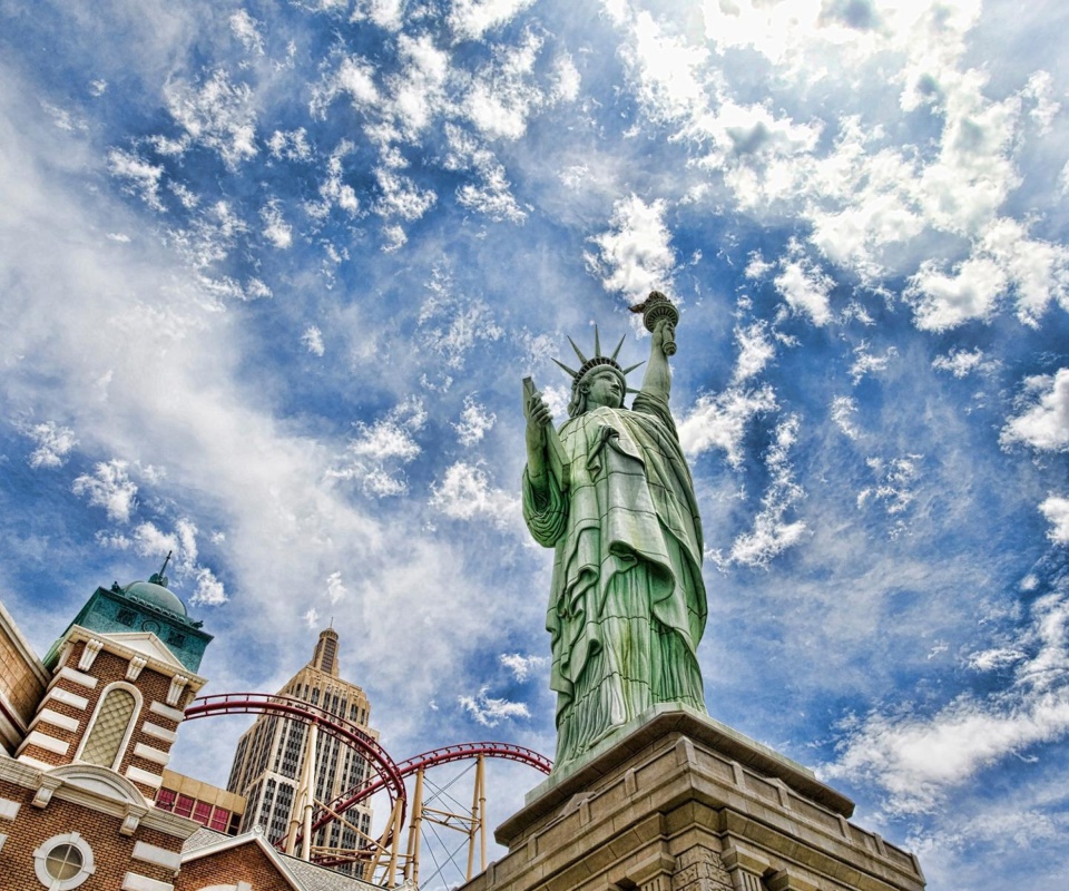 Обои Statue of Liberty in Vegas 960x800