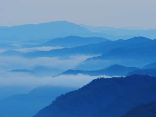 Fondo de pantalla Blue Mountainscape 320x240