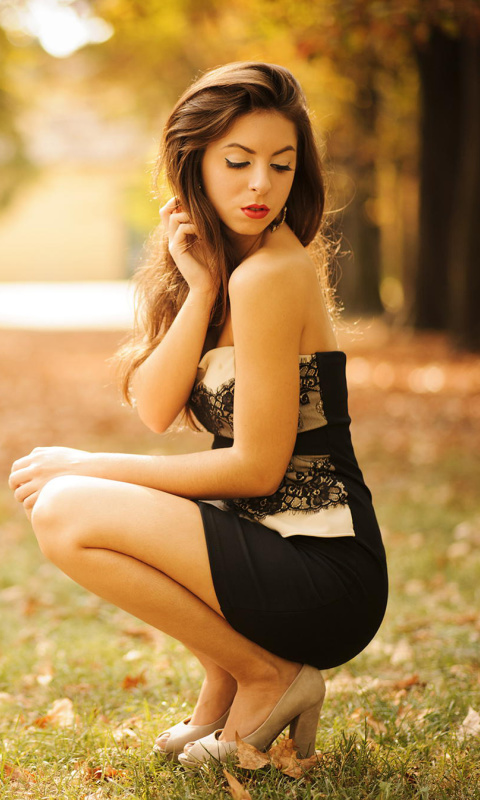 Sfondi Sweet Model in Black Dress 480x800