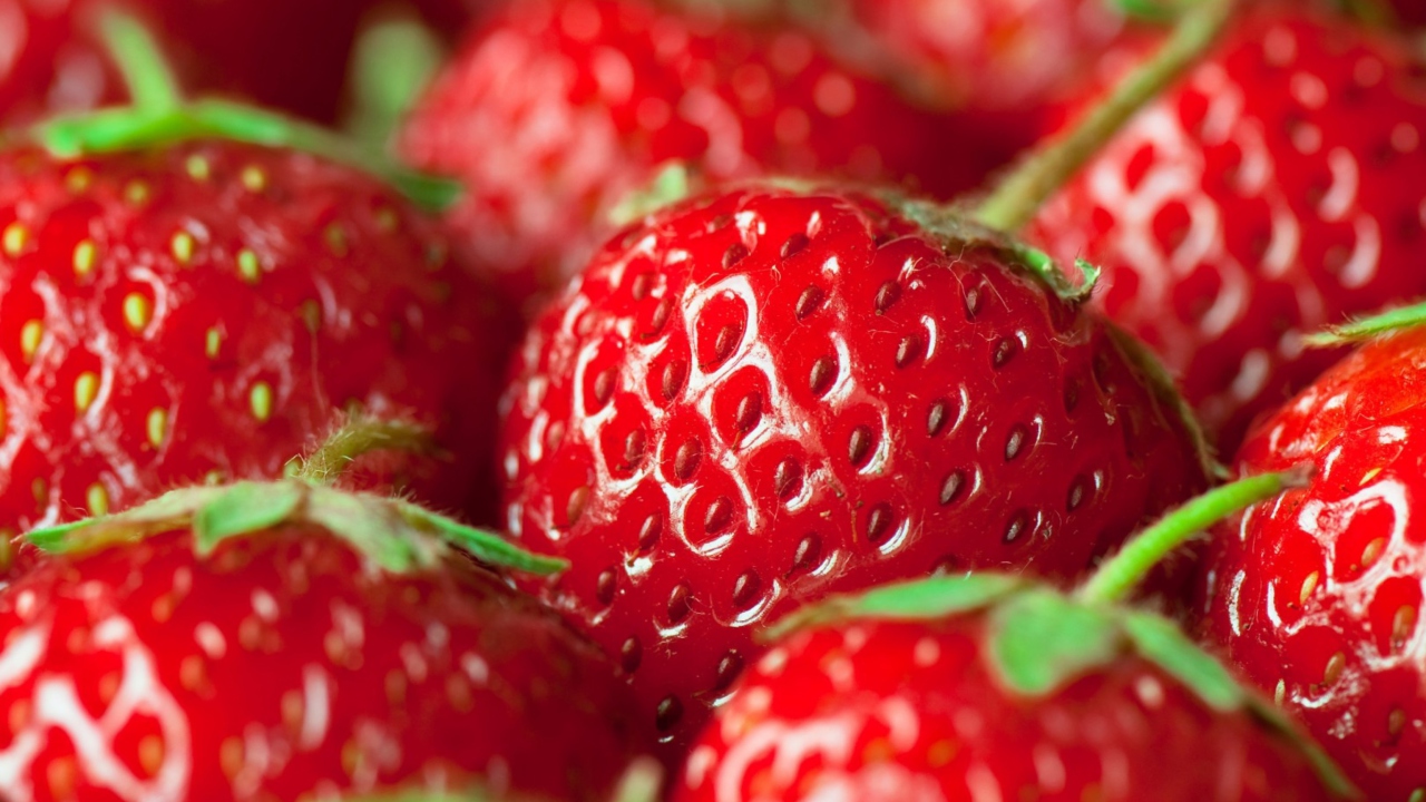 Sfondi Fresh And Juicy Strawberry 1280x720
