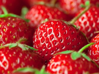 Fresh And Juicy Strawberry wallpaper 320x240