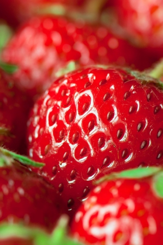 Das Fresh And Juicy Strawberry Wallpaper 320x480