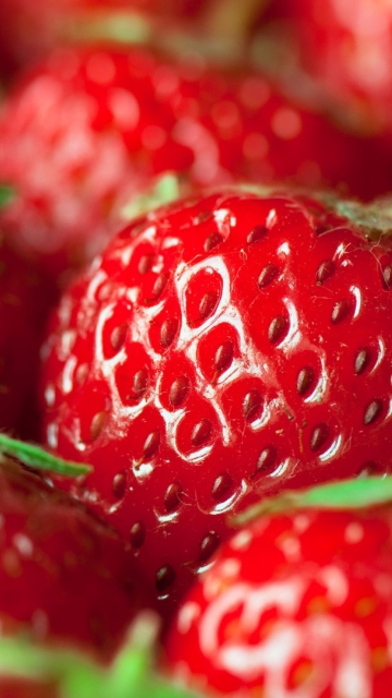 Das Fresh And Juicy Strawberry Wallpaper 360x640