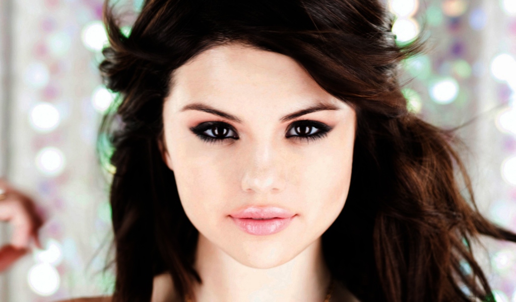 Selena Gomez Portrait wallpaper 1024x600